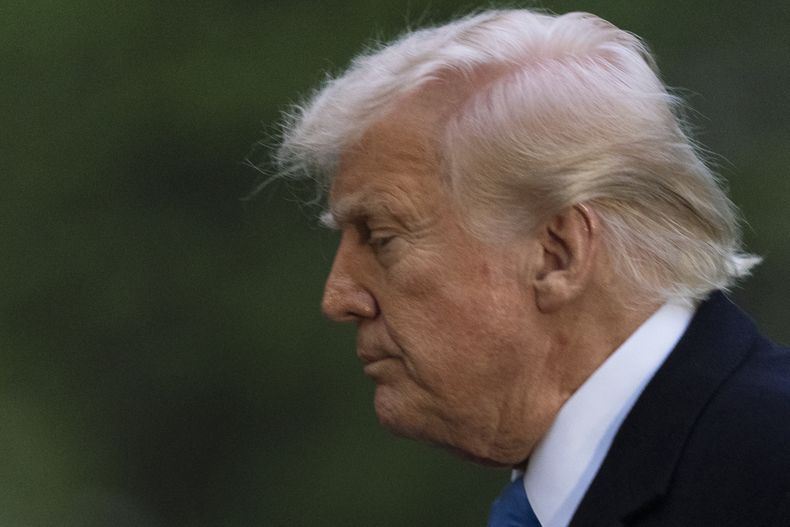 El presidente Donald Trump llega a la Casa Blanca en el Marine One, el domingo 6 de abril de 2025, en Washington. (AP Foto/Manuel Balce Ceneta)