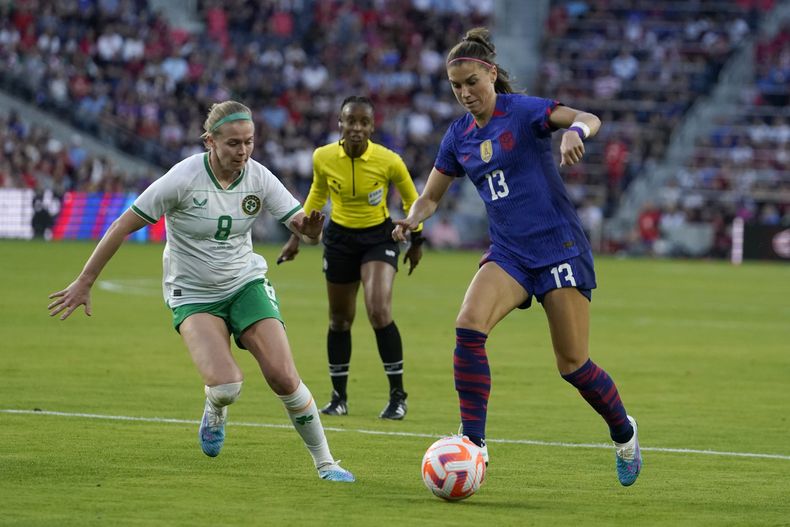 ARCHIVO - Alex Morgan, derecha, de Estados Unidos, y Ruesha Littlejohn, de Irlanda, disputan un balón durante el primer tiempo de un partido amistoso internacional de fútbol, el martes 11 de abril de 2023, en San Luis. (AP Foto/Jeff Roberson, Archivo)