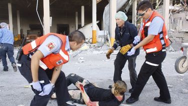 americateve | Socorristas ayudan a un hombre que result&oacute; herido por una explosi&oacute;n en una f&aacute;brica de dulces en Ciudad Ju&aacute;rez, M&eacute;xico, el jueves 24 de octubre de 2013. La explosi&oacute;n en la f&aacute;brica Dulces Blueberry hizo que e