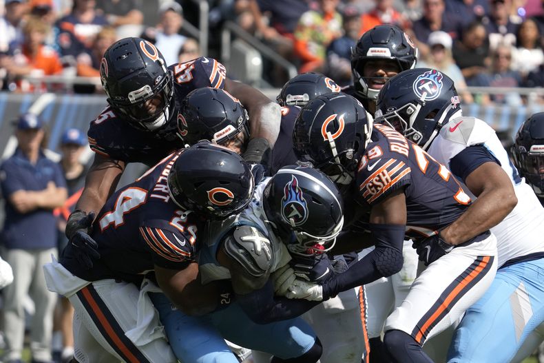 El wide receiver JhaQuan Jackson, de los Titans de Tennessee, es rodeado por defensivos de los Bears de Chicago durante la segunda mitad del juego de la NFL del domingo 8 de septiembre de 2024, en Chicago. Los Bears ganaron 24-17. (AP Foto/Nam Y. Huh)