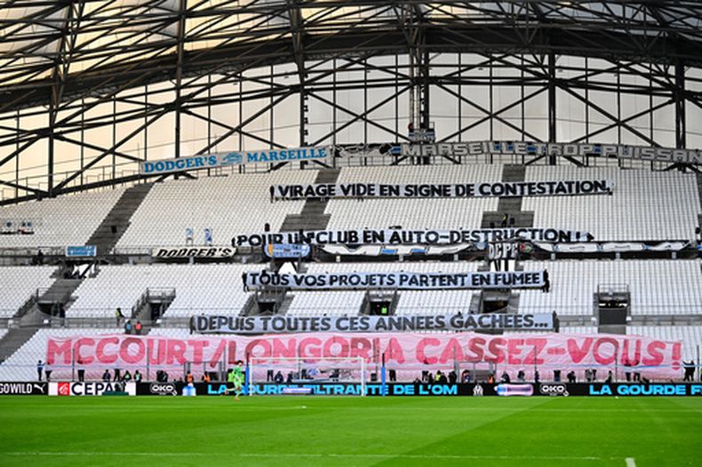 ARCHIVO - Pancartas en protesta contra el dueño del club son colocadas en las gradas durante el partido de fútbol de la Ligue 1 de Francia entre el Marsella y el Estrasburgo en Marsella, Francia, el 14 de febrero de 2026. (Foto AP/Philippe Magoni, Archivo)