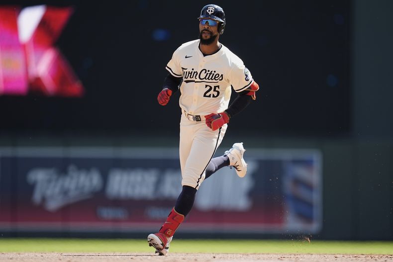 Byron Buxton (25), de los Mellizos de Minnesota, corre las bases después de conectar un jonrón de dos carreras durante la tercera entrada de un juego de béisbol contra los Padres de San Diego, el domingo 31 de agosto de 2025, en Mineápolis. (AP Photo/Abbie Parr)