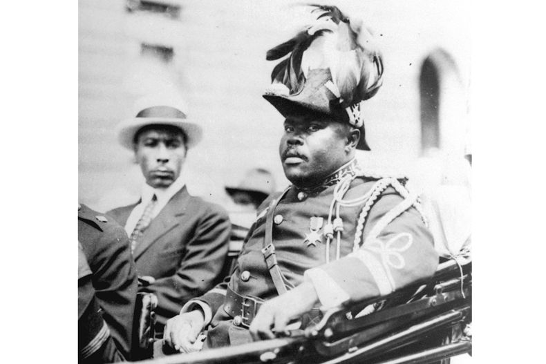 En esta foto de archivo de agosto de 1922 se ve a Marcus Garvey en uniforme militar como “El Presidente Provisional de África” durante un desfile en el día inaugural de la Convención Anual de los Pueblos Negros del Mundo en la Avenida Lenox del distrito Harlem en la ciudad de Nueva York. (Foto AP)