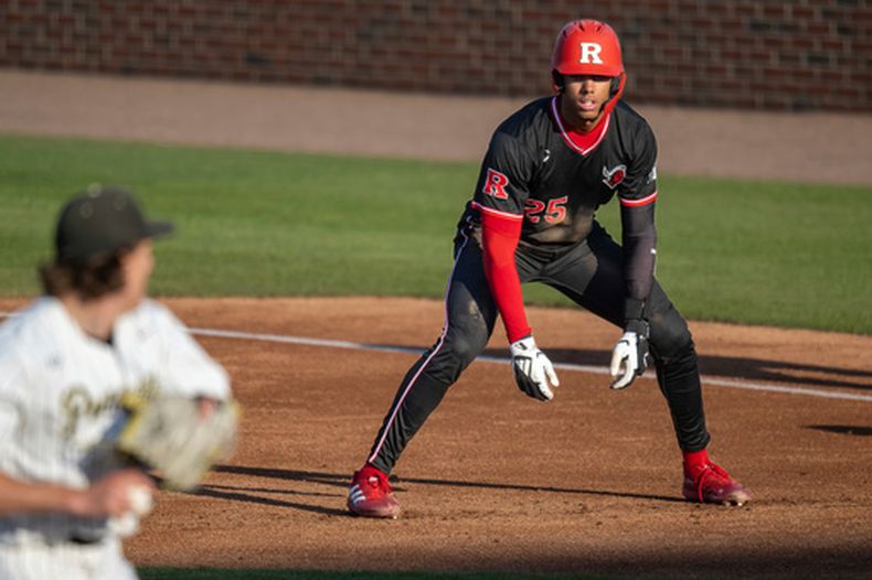 ARCHIVO - El jardinero de Rutgers, Peyton Bonds (25), se concentra en el lanzador de Purdue mientras toma ventaja desde la primera base durante un partido de béisbol de la NCAA el 11 de abril de 2025, en West Lafayette, Indiana. (Foto AP/Doug McSchooler, archivo)