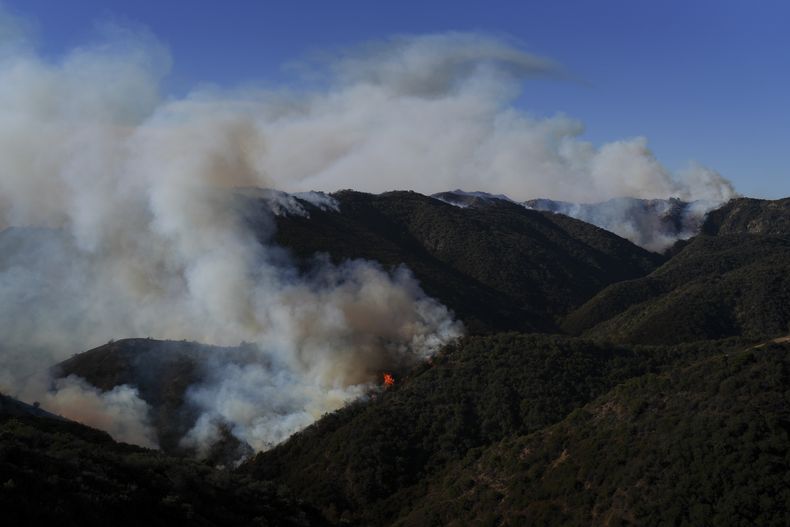 El incendio de Palisades sigue ardiendo a las afueras del vecindario de Pacific Palisades, en Los Ángeles, el 10 de enero de 2025. (AP Foto/Eric Thayer)