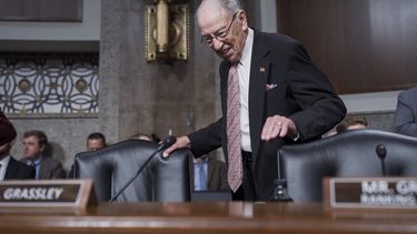 El senador Chuck Grassley, republicano por Iowa, presidente entrante de la Comisión de Asuntos Jurídicos del Senado de Estados Unidos, toma asiento mientras el panel se reúne para confirmar a los nominados del presidente Joe Biden en las últimas semanas del 118º Congreso, en el Capitolio en Washington, el jueves 21 de noviembre de 2024. (AP foto/J. Scott Applewhite)