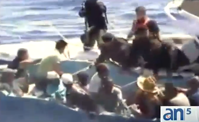 Son imágenes pocas veces vistas anteriormente, en la que se ve cómo los militares amenazan con hundir la embarcación para hacerlos regresar por las buenas o por las malas.