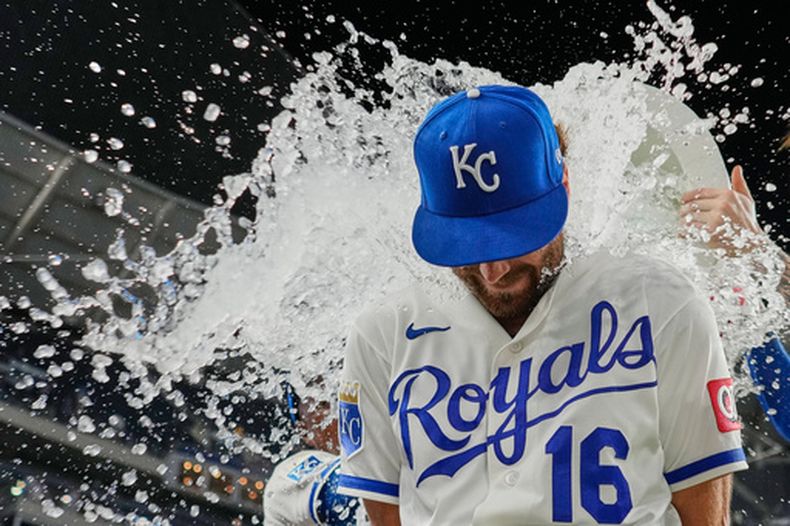 John Rave, de los Reales de Kansas City, es bañado por sus compañeros de equipo después de la victoria sobre los Atléticos, el miércoles 19 de agosto de 2026, en Kansas City, Missouri. (AP Foto/Charlie Riedel)