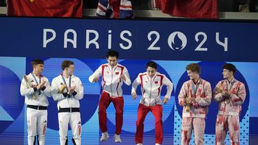 Los chinos Lian Junjie y Yang Hao, centro, festejan su medalla de oro flanqueados por los medallistas de plata, los británicos Thomas Daley y Noah Williams, izquierda, y los de bronce, Rylan Wiens y Nathan Zsombor-Murray, de Canadá, en el podio de plataforma sincronizada para hombres de los Juegos Olímpicos de París 2024 el lunes 29 de julio de 2024, en Saint-Denis, Francia. (AP Foto/Lee Jin-man)
