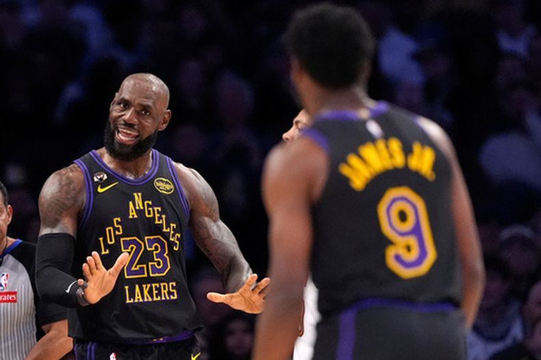 LeBron James, de los Lakers de Los Ángeles, da indicaciones a su hijo Bronny durante el duelo ante los Cavaliers de Cleveland, el martes 31 de marzo de 2026 (AP Foto/Mark J. Terrill)