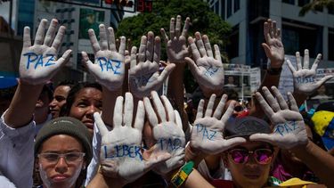 miles de venezolanos marchan en caracas en defensa de opositores encarcelados