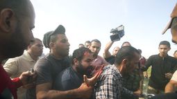 ARCHIVO - Palestinos llevan a un civil israelí capturado, en el centro, desde el kibbutz Kfar Azza a la Franja de Gaza, el sábado 7 de octubre de 2023. Milicianos de Hamas, el grupo que gobierna la Franja de Gaza, realizaron un ataque sin precedentes desde varios puntos contra Israel al amanecer del sábado. Mientras miles de cohetes salían disparados hacia Israel, docenas de combatientes se infiltraron en la fortificada frontera por tierra, mar y aire y tomaron al país por sorpresa en un importante feriado. (AP Foto, Archivo)