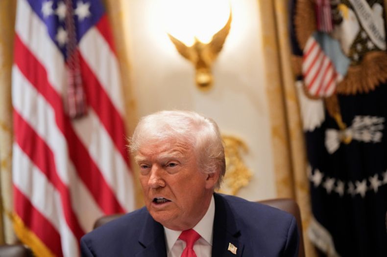 El presidente de Estados Unidos, Donald Trump, habla en una reunión de gabinete en la Casa Blanca, el martes 2 de diciembre de 2025, en Washington. (AP Foto/Julia Demaree Nikhinson)
