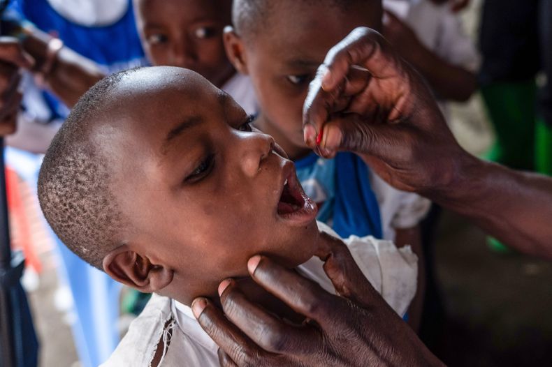 Un niño recibe la vacuna contra el sarampión en el centro de salud Kachehembe en Rubaya, Congo, el 1 de diciembre de 2025. (Foto AP/Moses Sawasawa)
