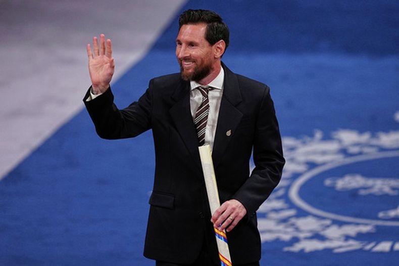Lionel Messi saluda durante la ceremonia de entrega de los Premios Princesa de Asturias, Oviedo, España, el viernes 23 de octubre de 2026. (AP Foto/Miguel Oses)