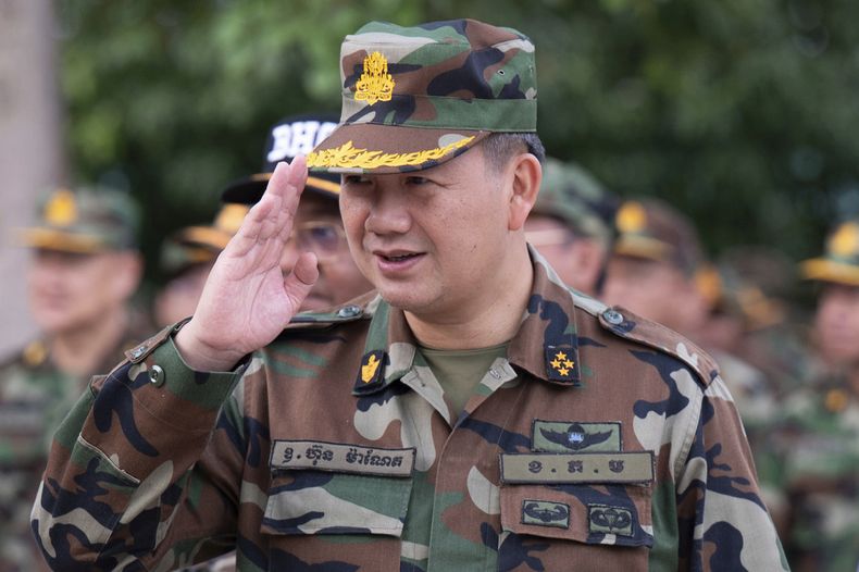 En esta imagen publicada por la Agence Kampuchea Press (AKP), el primer ministro camboyano, Hun Manet, pasa revista a sus tropas durante su visita a Preah Vihear, cerca de la frontera entre Camboya y Tailandia en la provincia de Preah Vihear, Camboya, el lunes 23 de junio de 2025. (AKP via AP)