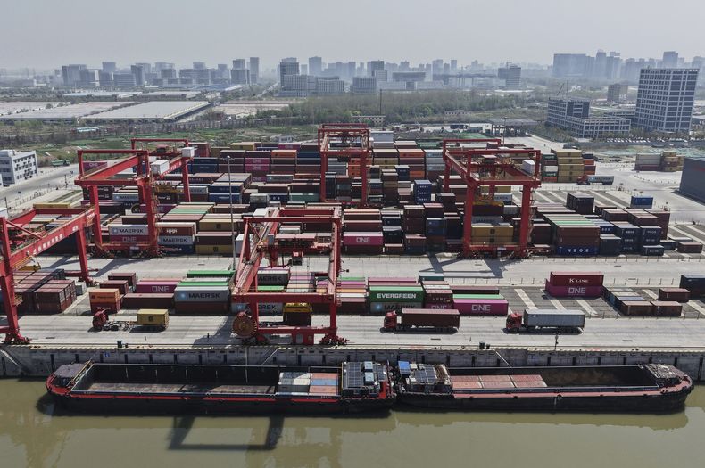 Vista aérea de la Terminal de Contenedores Xiasha, en el canal de Hangzhou, el domingo 6 de abril de 2025, en la provincia de Zhejiang, en el este de China. (Chinatopix vía AP)