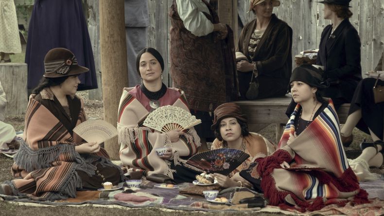 En esta imagen proporcionada por Apple TV+, de izquierda a derecha JaNae Collins, Lily Gladstone, Cara Jade Myers y Jillian Dion en una escena de Killers of the Flower Moon. (Melinda Sue Gordon/Apple TV+ via AP)