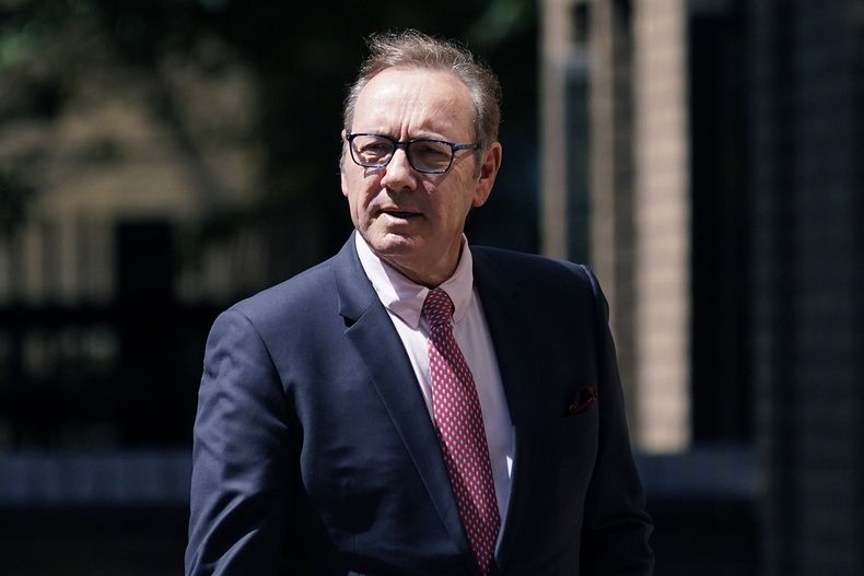 Kevin Spacey frente al tribunal en Londres el 26 de julio de 2023.. (AP foto/Alberto Pezzali)