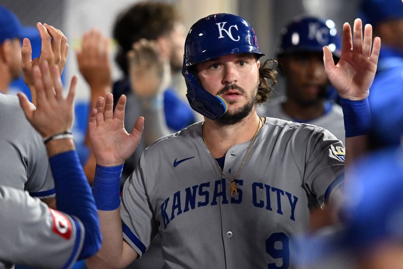 Vinnie Pasquantino, de los Reales de Kansas City, festeja en la cueva luego de anotar en el juego ante los Angelinos de Los Ángeles, el jueves 25 de septiembre de 2025 (AP Foto/Wally Skalij)