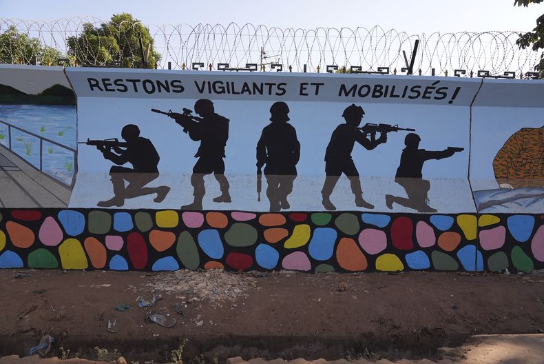 Un mural que dice “Hay que mantenerse vigilantes y movilizados” en Uagadugú, Burkina Faso, el 1 de marzo del 2023. (AP foto)