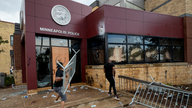 minneapolis recorta ocho millones a la policia