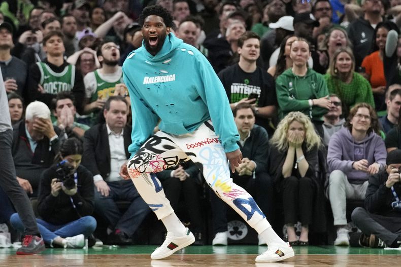 Joel Embiid, pívot de los 76ers de Filadelfia, celebra después de un tiro de tres puntos encestado por James Harden durante el Juego 1 de la serie de postemporada en ronda de semifinales de la Conferencia Este, del baloncesto de la NBA, el lunes 1 de mayo de 2023, en Boston. (AP Foto/Charles Krupa)