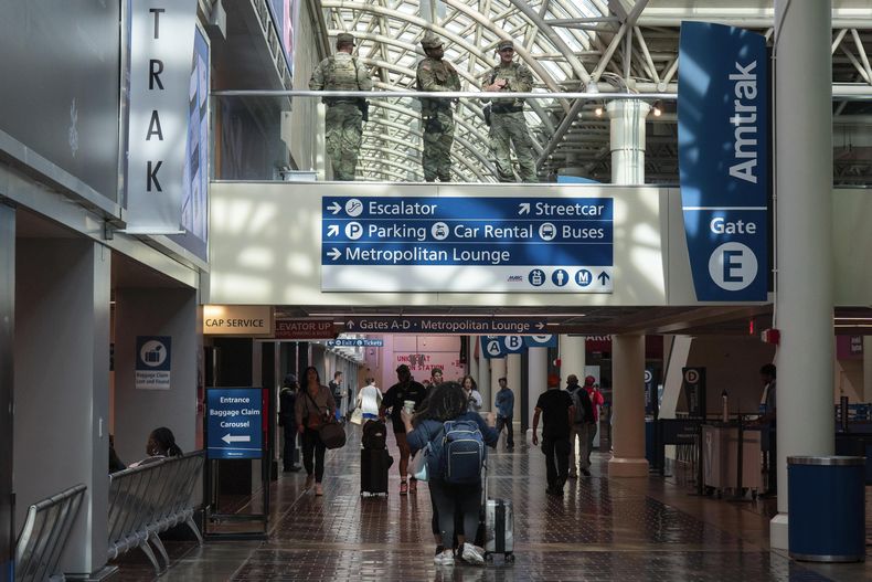 Integrantes de la Guardia Nacional de Luisiana, arriba, patrullan Union Station, el sábado 30 de agosto de 2025, en Washington. (AP Foto/José Luis Magaña)