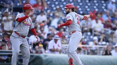 Alec Burleson, derecha, de los Cardenales de San Luis celebra después de batear un jonrón con el coach de tercera base, Ron Pop Warner, izquierda, durante la octava entrada del juego de béisbol contra los Nacionales de Washington, el lunes 8 de julio de 2024, en Washington. (AP Foto/Nick Wass)
