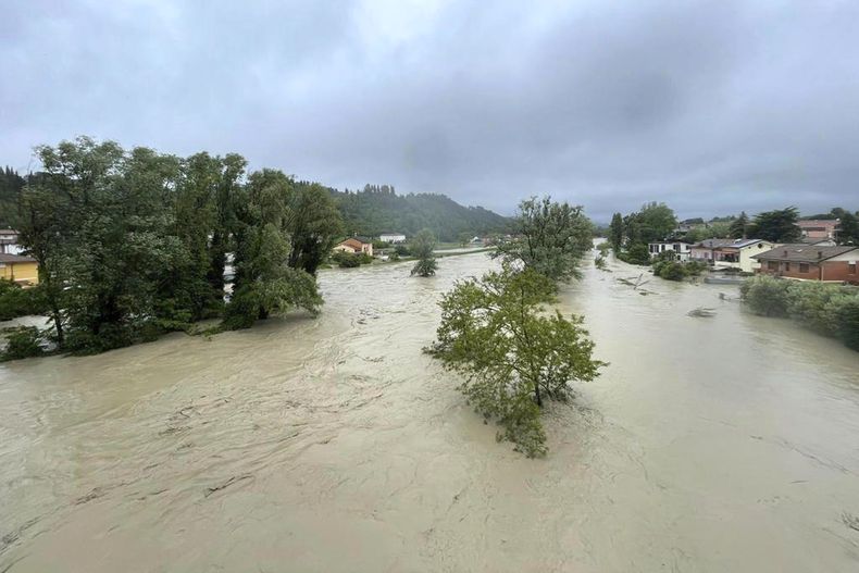 Una vista del Río Savio desbordado en Cesena, Italia, el miércoles 17 de mayo de 2023. El alcalde de Cesena, Enzo Lattuca, publicó un video en Facebook el miércoles por la mañana para advertir que las fuertes lluvias que continuaban en la región Emilia-Romaña podrían volver a desbordar el Río Savio y afluentes más pequeños. Instó a la gente a subir a los pisos superiores de sus casas y evitar las riveras, y anunció el cierre al tráfico de algunos puentes y calles después de que la intensa inundación provocara ríos de lodo en la localidad. (LaPresse vía AP)