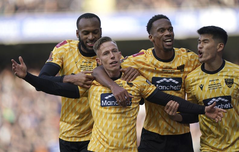 Sam Corne del Maidstone United, de la quinta división, celebra con sus compañeros tras anotar el gol de la victoria en el duelo de la Copa FA ante Ipswich, de la segunda división, el sábado 27 de enero del 2024. (Joe Giddens/PA via AP)
