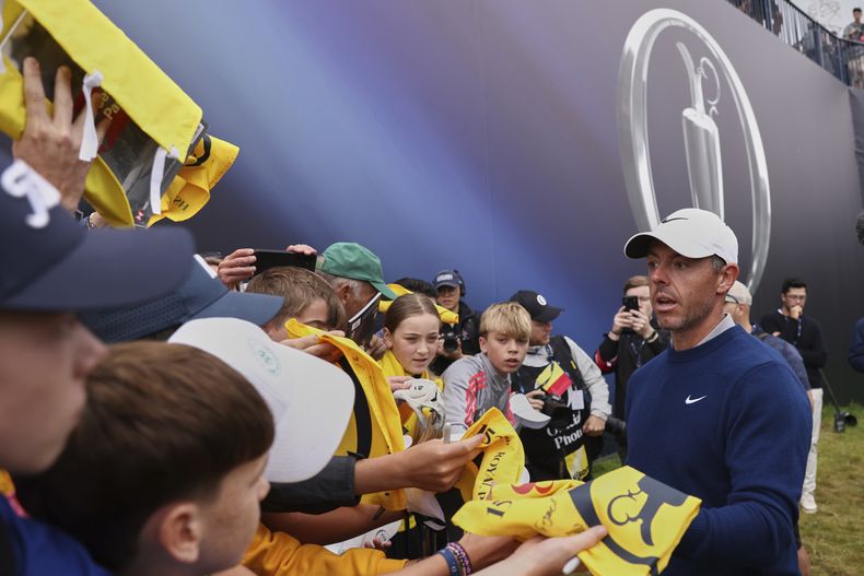 El norilandés Rory McIlroy firma autógrafos tras su ronda de práctica antes del Abierto Británico en el Royal Portrush Golf Club en Irlanda del Norte el lunes 14 de julio del 2025. (AP Foto/Peter Morrison)