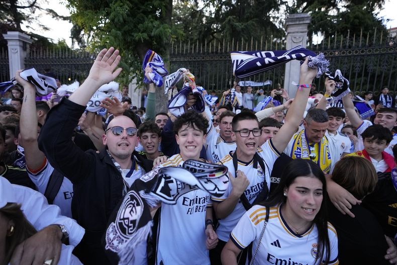 Aficionados del Real Madrid celebran en la plaza Cibeles de Madrid después de que su equipo consiguiera el título de La Liga, el sábado 4 de mayo de 2024. El Real, que había ganado ese mismo día, consiguió el título después de que el Barcelona fue goleado por Girona. (Foto AP/Manu Fernandez)
