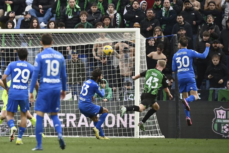 Simone Bastoni, de Empoli, marca el gol de la victoria en el partido de fútbol de la Serie A entre Sassuolo y Empoli en el estadio Mapei, en Reggio Emilia, Italia, el sábado 24 de febrero de 2024. (Massimo Paolone/LaPresse via AP)