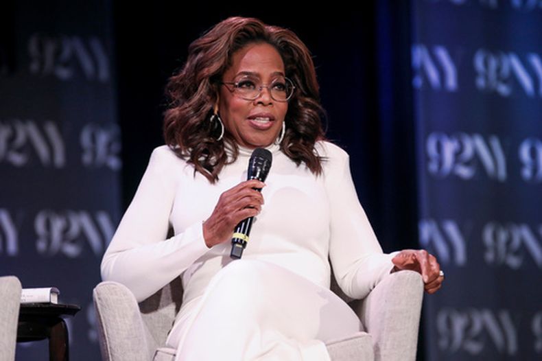 ARCHIVO - Oprah Winfrey habla sobre el libro Enough: Your Health, Your Weight, and What Its Like To Be Free en el 92nd Street Y, el 13 de enero de 2026, en Nueva York. (Foto Andy Kropa/Invision/AP, archivo)