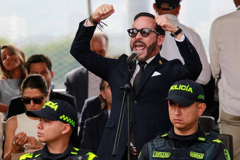 El presidente electo Abelardo de la Espriella pronuncia un discurso durante un desfile militar con motivo del Día de la Independencia en Bogotá, Colombia, el lunes 20 de julio de 2026. (Foto AP/Miguel Ángel López)