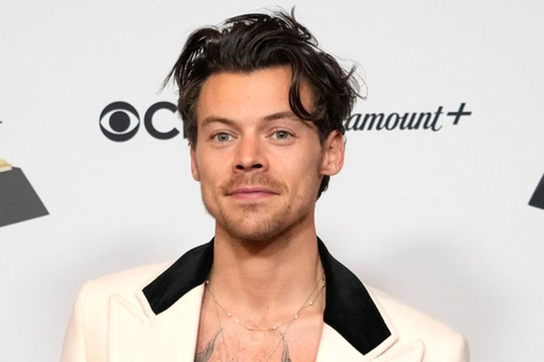 ARCHIVO - Harry Styles aparece en la sala de prensa de la 65.ª edición anual de los Premios Grammy en Los Ángeles el 5 de febrero de 2023. (Foto AP/Jae C. Hong)