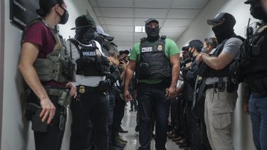 Agentes federales con el rostro cubierto esperan fuera de un tribunal de inmigración, el 8 de julio de 2025, en Nueva York. (AP Foto/Olga Fedorova, Archivo)