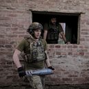 En esta fotografía proporcionada por el servicio de prensa de la 24ta brigada, soldados ucranianos se preparan para lanzar un mortero de 120mm hacia una posición rusa en la línea del frente, en la región de Donetsk, Ucrania, el lunes 4 de junio de 2024. (Oleg Petrasiuk/Ukrainian 24 Mechanised brigade vía AP)