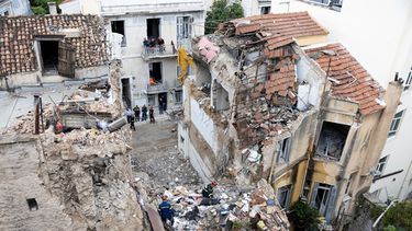 Bomberos trsabajan en el escenario de un derrumbe tras una explosión en la víspera, en el distrito de Plaka, en Atenas, el 26 de septiembre de 2026. (AP Foto/Yorgos Karahalis)