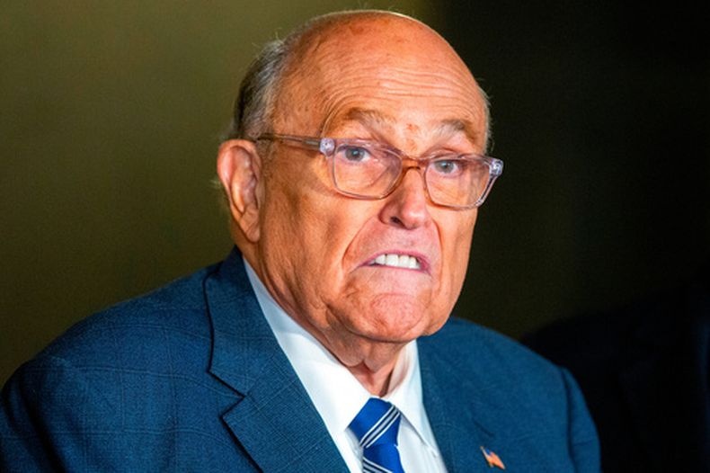 Rudy Giuliani le habla a la prensa afuera de un tribunal de Manhattan en la ciudad de Nueva York, el 3 de enero del 2025. (AP foto/Ted Shaffrey)