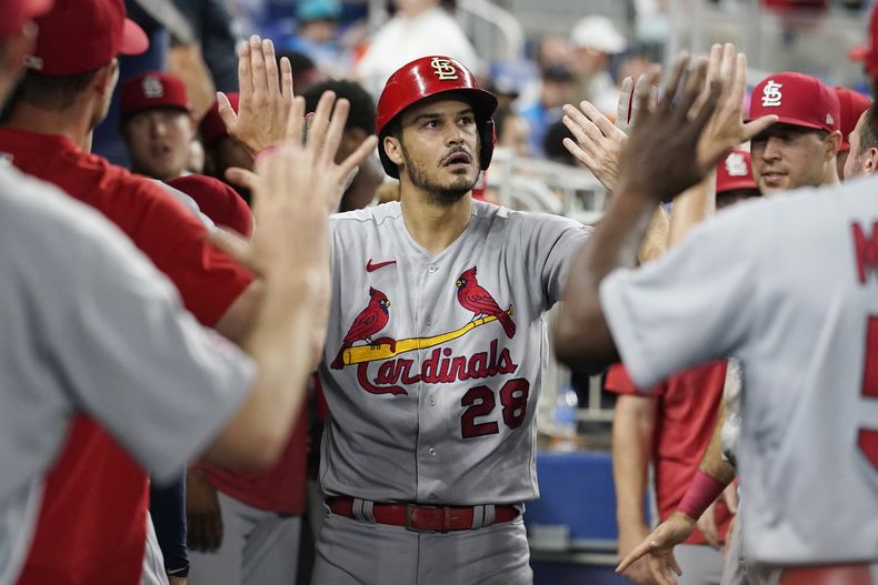 El tercera base de los Cardenales de San Luis Nolan Arenado es felicitado por sus compañeros tras conectar un jonrón solitario en la sexta entrada del juego ante los Marlins de Miami el jueves 6 de julio del 2023. (AP Foto/Marta Lavandier)