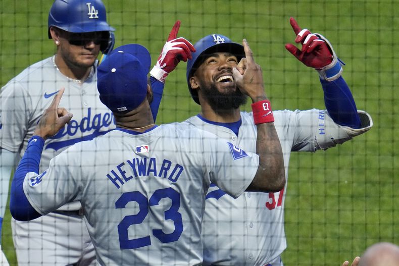 Teoscar Hernández (derecha) de los Dodgers de Los Ángeles celebra con Jason Heyward (23) tras batear un jonrópn ante los Piratas de Pittsburgh, el jueves 6 de junio de 2024. (AP Foto/Gene J. Puskar)