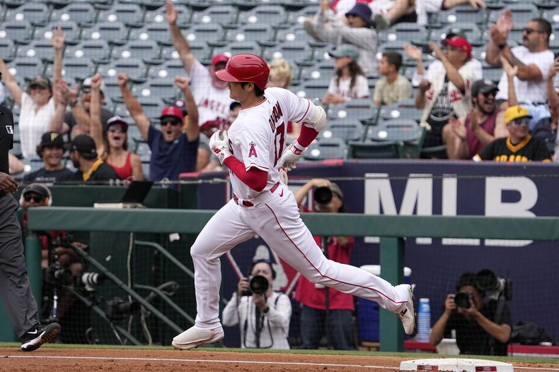 Shohei Ohtani pega un jonrón por los Angelinos de Los Ángeles ante los Piratas de Pittsburgh, el domingo 23 de julio de 2023, en Anaheim, California. (AP Foto/Mark J. Terrill)