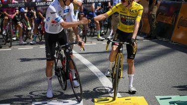 El danés Jonas Vingegaard, porta el maillot amarillo de líder, junto al esloveno Tadej Pogacar, con el maillot blanco del mejor joven, se saludan antes de iniciar la 17ma etapa del Tour de Francia entre Saint-Gervais Mont-Blanc y Courchevel, Francia el miércoles 19 de julio del 2023. (AP Foto/Daniel Cole)