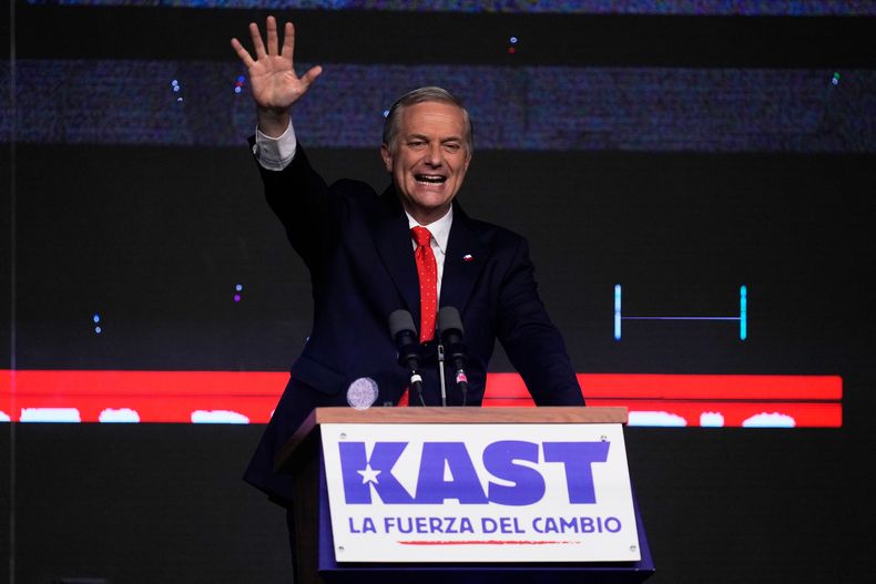El candidato presidencial José Antonio Kast, del Partido Republicano, saluda a sus seguidores tras los primeros resultados de las elecciones generales en Santiago de Chile, el domingo 16 de noviembre de 2025. (AP Foto/Esteban Félix)