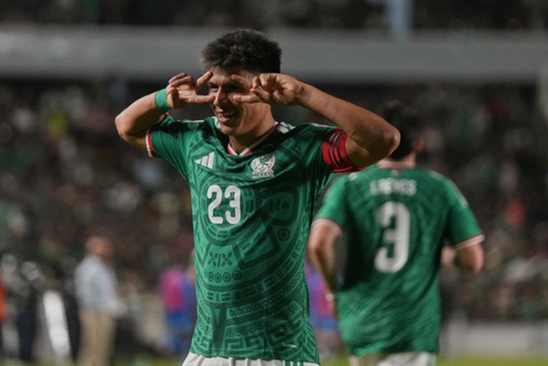 Jesús Gallardo, de la selección de México, festeja su gol ante Islandia en un partido amistoso disputado el miércoles 25 de febrero de 2026 en Querétaro (AP Foto/Fernando Llano)