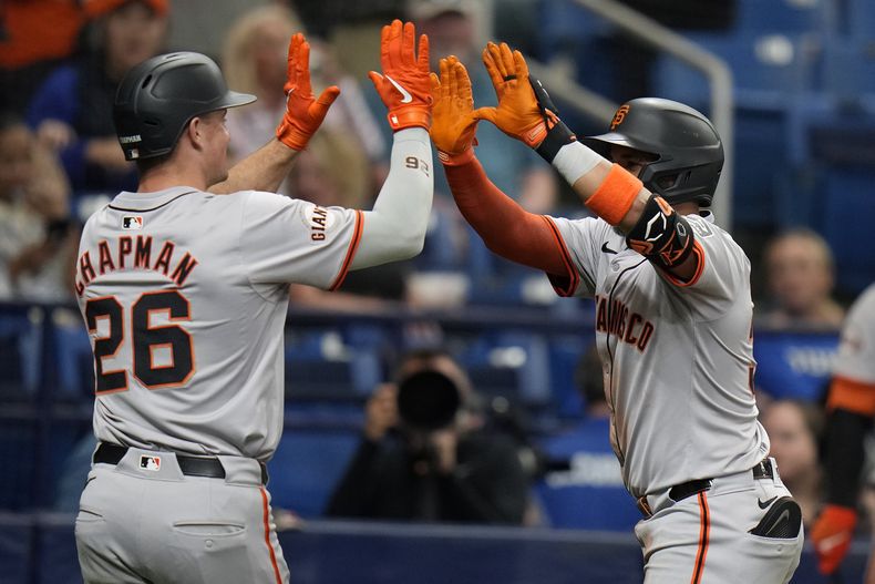 El venezolano Thairo Estrada, de los Gigantes de San Francisco, festeja con Matt Chapman su jonrón de dos carreras ante los Rays de Tampa Bay, el sábado 13 de abril de 2024 (AP Foto/Chris OMeara)