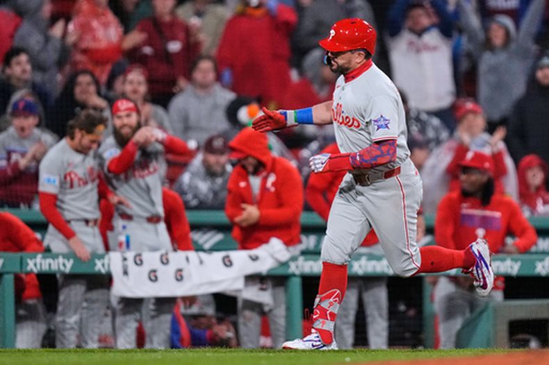 Kyle Schwarber, de los Filis de Filadelfia, festeja tras conseguir un jonrón de dos carreras en el encuentro ante los Medias Rojas de Boston, el jueves 14 de mayo de 2026 (AP Foto/Charles Krupa)