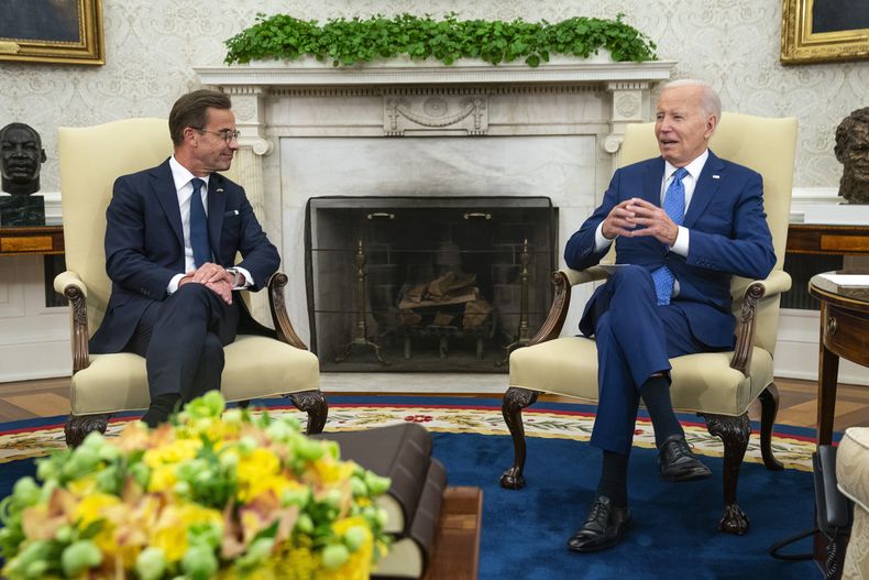 El presidente Joe Biden se reúne con el primer ministro sueco Ulf Kristersson en la Oficina Oval de la Casa Blanca, el miércoles 5 de julio de 2023, en Washington. (AP Foto/Evan Vucci)